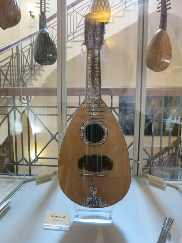 国立楽器博物館のマンドローネ