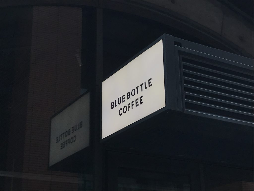 ブルーボトルコーヒー神田万世橋カフェのおしゃれ看板