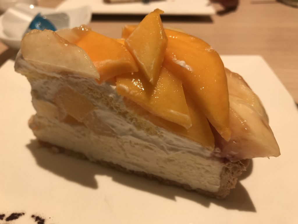 カフェコムサ 山梨県産 桃とマンゴーのケーキ